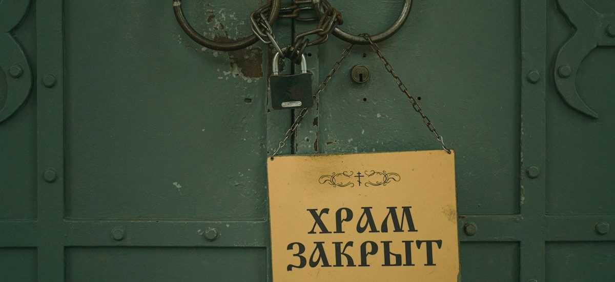 The sign on the gate of the Orthodox temple is “The temple is closed”.